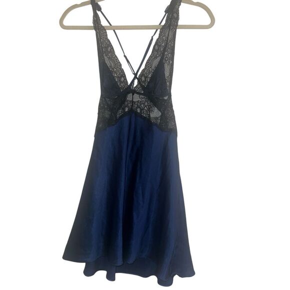 ✨Victoria's Secret Lace Detail Slip Sz Small Navy Chemises✨ - Picture 5 of 8